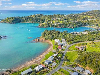 Beach Front - Tutukaka Harbour!