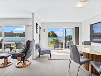 Beach Front - Tutukaka Harbour!