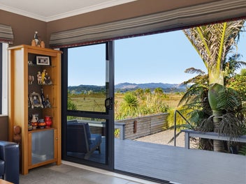 Private Harbour Retreat with AirBNB space