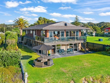 Beach Front - Matapouri Bay!