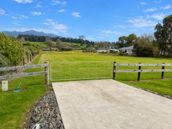 Attractive, flat and mountain views!