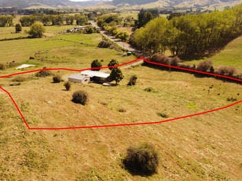 Farm House on Full 1Ha Section