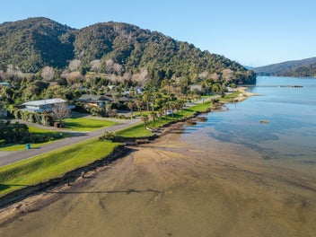 Classic Waterfront Bach in the Heart of Anakiwa