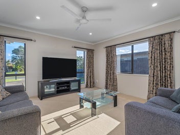 MODERN BRICK COMFORT - SUNNY, CENTRAL, WALKABLE