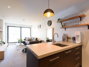 605 / 5 Howe St