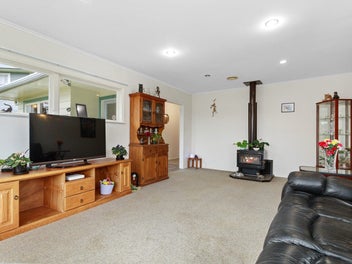 Spacious Family Living with Room for the Toys!