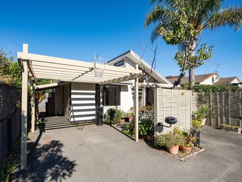 Private Lane - Stylish Inner-City Pad!