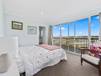 Where Contemporary Style Meets the Shoreline