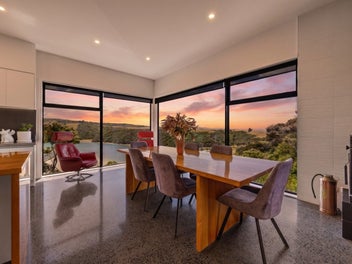 Refined Coastal Architecture with Views