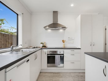 Double Glazed, Freehold - Short Walk to Shops