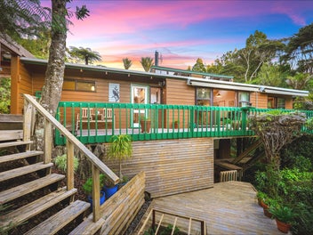 Bushside Bliss - Stylish Living - Prime Location!