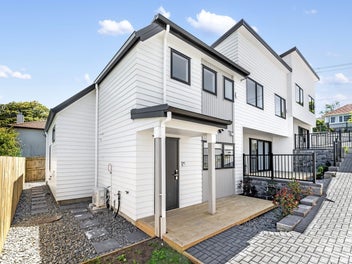 Brand new, move-in-ready 4-bedrooms in Three King