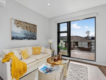 Modern Freehold T/H in Prime Belmont Location