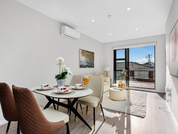 Modern Freehold T/H in Prime Belmont Location