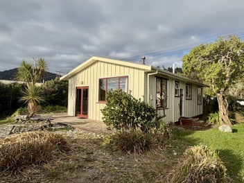 Pristine Coastal Bach - Direct Beach Access