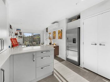 Modern, Sun-Kissed Perfection on the Peninsula