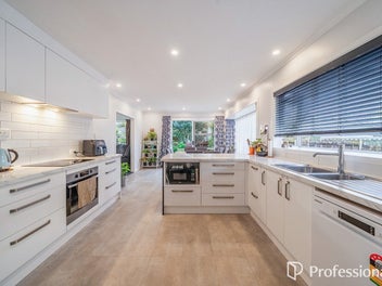 FOUR BED, SPACIOUS & CUL-DE-SAC LOCATION!