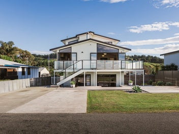 Waterfront. Views. Lifestyle.