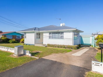 Family Living with a Bonus Sleepout on 804sqm
