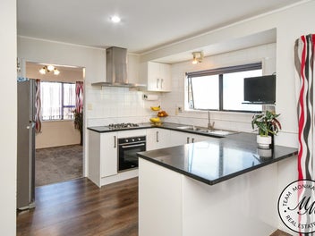DOWNSIZING OWNERS DEMAND SALE