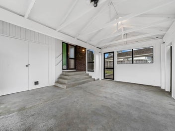 Spacious, Sunny, Convenient 2 Beddie