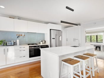 MODERN SPACIOUS FAMILY HOME
