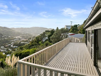 Sunny Wilton Gem with Bush Views
