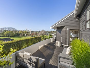 EXCEPTIONAL FAMILY LIVING WITH PARK VIEWS