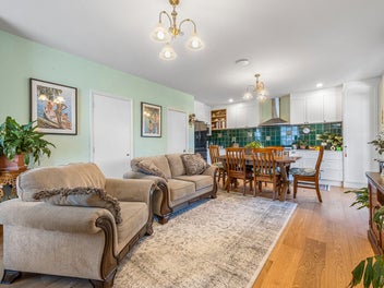 Colonial-Style Townhouse in Prime Location