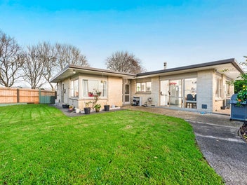 Big Living, Triple Garaging, Minutes to Town