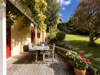 Character and charm - private Roslyn oasis