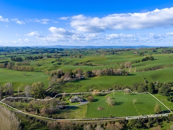 Magical Mountain Retreat near Lake Karapiro