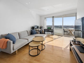 Contemporary 1-Bed with Five-Star Resort Appeal