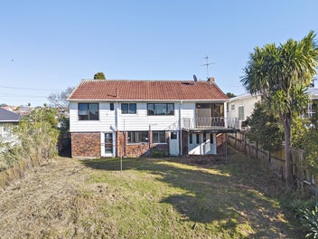 Blank Canvas on 880sqm Freehold Site