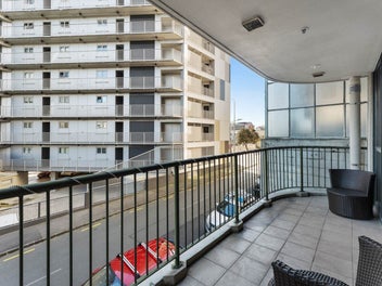 Freehold Oversized 1-Bedder Steps to the Rail Loop