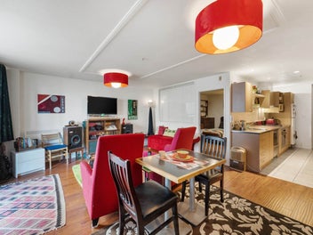 Freehold Oversized 1-Bedder Steps to the Rail Loop