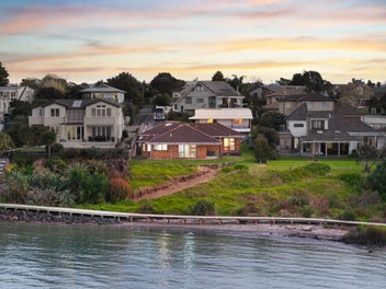 Beachfront Unicorn: 2 Homes, 1,007m2 of Land!