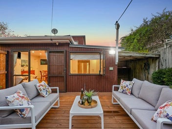 BEACHSIDE FAMILY LIVING | RANGITOTO COLLEGE ZONE