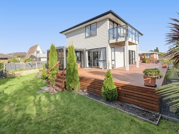 Big family home, sunny decks
