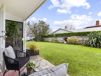 Sunny, Stylish, Sixties Charm