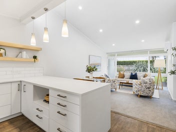 Sunny, Stylish, Sixties Charm