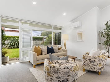 Sunny, Stylish, Sixties Charm