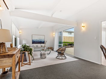 Fresh, Fabulous, Freehold & Fully Fenced