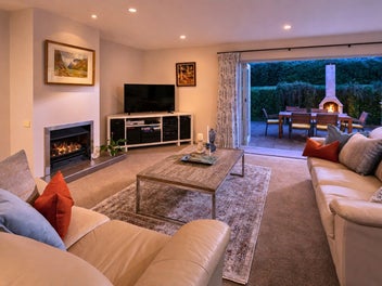Enjoy estate living - Vendors motivated to move!