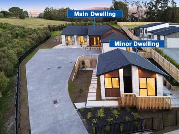 Luxury Home and Income on 3127sqm (approx)