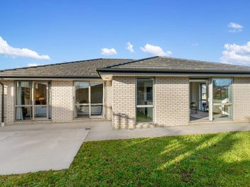 Modern Family Living in a Quiet Cul-de-Sac