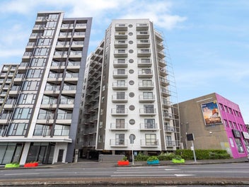 OZ Bound | CBD 2 Bedroom, Study + Balcony