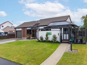 Immaculately presented brick and tile unit
