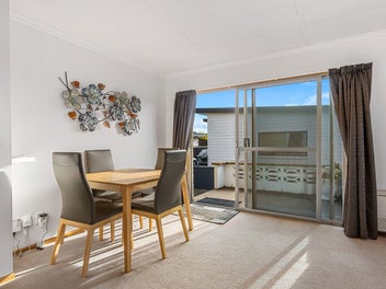 Sunny, Two-Bedroom Unit in the Heart of Mosgiel