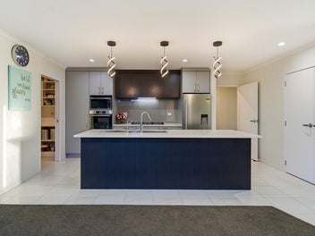 Single level Brick & Tile Family Living on 577m²
